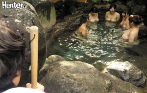 【hunta00272】お湯に浮くほどデッカイおっぱいをのぞいていたら…!?無職のボクは親戚が経営する温泉宿の手伝いに。どうせ暇だろう…と気を抜いていると、まさかの若妻の団体がやって来た!忙しい生活から解放されたのか、温泉に入るなりおっぱいを見せ合い大はしゃぎ!