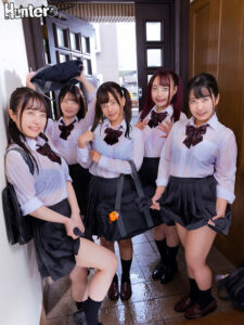 【huntb00699】全員ビショ濡れで制服からブラ透けまくり!下校中に突然の豪雨で雨宿りにやってきた義妹と友達のビショ濡れの透けブラから目が離せず勃起しまくり!