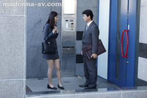 【jul00871】取引先の傲慢社長に中出しされ続けた出張接待。 大型専属、イイ女のスーツ『美』―。 小松杏