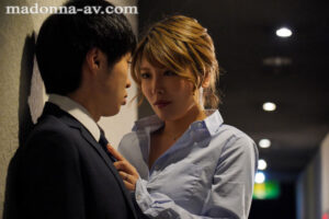 【juq00182】今日からキミは、私の言いなり童貞ペットね。 美人女上司に弱みを握られてしまった僕は、都合のイイ肉玩具として飼いならされて…。 新村あかり