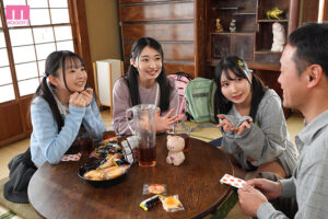 【mird00258】月に一度のおじさん宅のお泊り会でお小遣い100円でおしっこ飲ませてくれるつるペタ姪っ子聖水ハーレム 由良かな 皆月ひかる 望月つぼみ