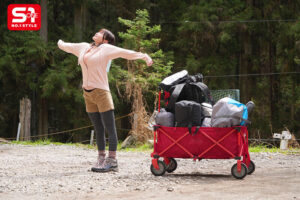 【sone00970】誰も助けに来ない山奥深くのキャンプ場でひと際目立つKカップソロキャンパーが襲われる!胸元ゆるゆるキャンプ 鷲尾めい