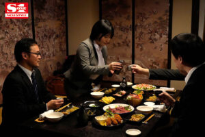 【ssis00883】出張先で大大大っ嫌いな中年セクハラ上司とまさかの相部屋に… 朝まで続く絶倫性交に何度もイカされ続けたIカップ新人社員 桃果あかり