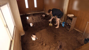 【1sgki00059】美人CA(既婚者)限定 砂風呂に埋まって身動きできない〇淫NTR拘束マッサージ 横が見えない状態で、隣に夫が居るのにイッてもイッても止めずに絶頂させ続けた女の「サイレント絶叫」