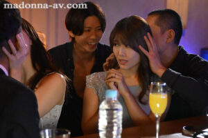 【jur00322】ハプニングバー人妻NTR 「あなたのためよ…」と言っていた妻がいつしか群がる男たちに夢中になっていた。 神宮寺ナオ