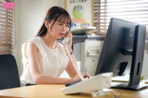 【mikr00039】いつも強気な年下の女上司は激ピスされたがりのドMマ●コでした。 お酒に弱い女上司を介抱してベッドに寝かせたあと、無防備な腋チラとパンチラに欲情して襲ってしまうと、俺の絶倫チ○ポを「もっと…」と欲しがり、何度も何度もイキまくっていた― 幸村泉希