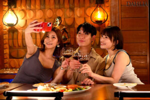 【1dldss00389】妻の大親友がナイトプールで逆NTR『脱いだらモデル級のビキニ姿に興奮して勃起しているのがバレて…笑顔の誘惑に我慢できず何度も浮気中出ししちゃいました。』 美乃すずめ