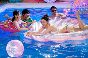 【1dldss00440】妻の大親友がナイトプールで逆NTR『脱いだらモデル級のビキニ姿に興奮して勃起しているのがバレて…笑顔の誘惑に我慢できず何度も浮気中出ししちゃいました。』 三葉ちはる