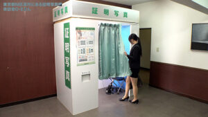 【1sgki00038】ここで撮影した写真を貼れば絶対合格するというピストンバイブ証明写真ボックス リクルートスーツの女子大生がどんなに突かれても笑顔をキープ