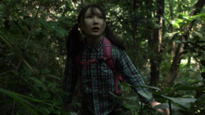 【ddk00234】欲望の森 まいごの全裸少女を森で見つけて性欲が抑えられない 由良かな