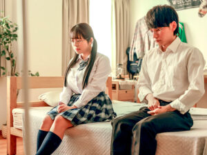 【dvaj00687】どうしても夏休み中に童貞を捨てたくて幼なじみと初体験したらSEXの気持ち良さにお互いどハマりしてしまい宿題放ったらかしで三日三晩ハメまくった 羽月乃蒼