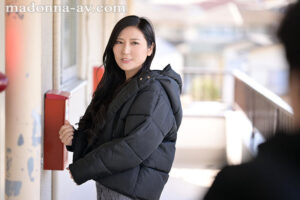 【juq00342】甘い囁きに流されるまま、僕は大学を留年するまで、人妻との巣篭もりSEXに溺れて…。 椎名ゆな