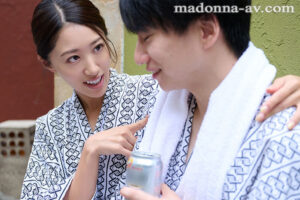 【juq00614】ヒマを持て余した旅先の人妻達に、W中出し搾精され続ける温泉旅行―。