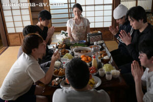 【juq00878】愛する8人の息子たちと子育てSEXに溺れる、大家族‘近親相姦’性活 木下凛々子