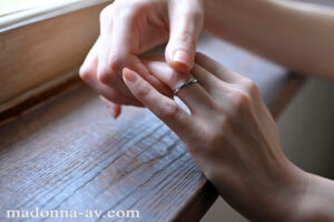 【jur00056】奥ゆかしい、その美しさを、より深く―。 新人 美貌と品格を併せ持つ人妻 森かおり 37歳 AV DEBUT