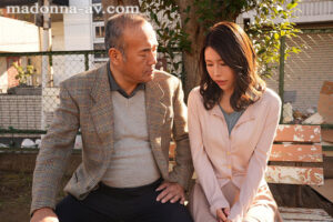 【jur00412】密着セックス ～家庭内で絡み合う吐息、義父と育む濃密不貞愛～ 瑶真由香