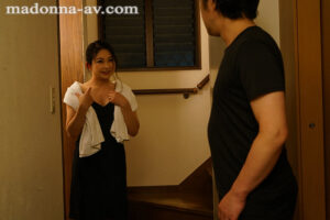 【roe00040】義父の3回忌、妻の実家で美しい義母・桃子さんと夏の暑さで理性が狂った僕。 3泊4日の汗だく帰省中出し生活―。 一色桃子