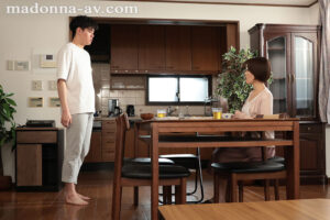 【roe00376】家族皆が巣立った実家で、母と過ごす近親相姦の日々―。 星冬香