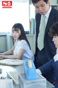 【sone00038】出張先で軽蔑している中年セクハラ上司とまさかの相部屋に…朝まで続く絶倫性交に不覚にも感じてしまったむっちり早熟ボディ新人社員 結月りあ