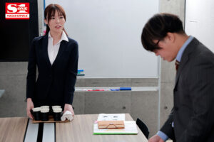 【sone00108】相部屋NTR 絶倫上司と新入社員が朝から晩まで、不倫セックスに明け暮れた出張先の夜。 黒島玲衣