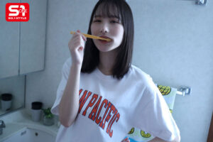 【sone00670】ヤリサーの男達に雑に寝取られといてピースなんかすんなよ… 僕の大切な年下彼女が大学のチャラ男たちとノリノリSEXを楽しんでいた…。 村上悠華