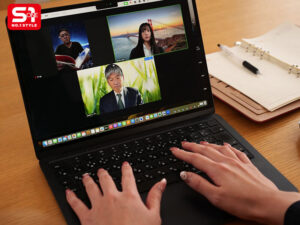 【sone00793】上半身は仕事着、下半身は丸出しでリモート会議するズボラお姉ちゃんの半裸在宅勤務がたまらない！！ 明日葉みつは