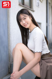 【sone00979】毎日アパートの廊下ですれ違う清楚可憐な女子大生の裏顔は大量媚薬に漬けられたガンギマリ発情娘 明日葉みつは