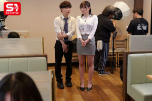 【sone00985】夢のAV業界に就職したら 性に奔放すぎる職場で仕事中ボッキしたら 爆乳先輩が普通にKカップでヌイてくれる! 鷲尾めい