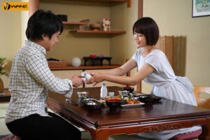 【waaa00301】スタミナ痴女お母さんと温泉旅行 バイト先の欲求不満人妻に底なし性欲の騎乗位で抜かれまくり12発射精 玉城夏帆