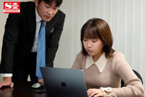 【sone00113】普段は下ネタNGでド真面目な後輩社員はお酒を飲むと淫乱キス魔に!酔うと全てを忘れてしまう彼女は俺と何度もエロいことしているだなんて未だ想像もしていない 架乃ゆら